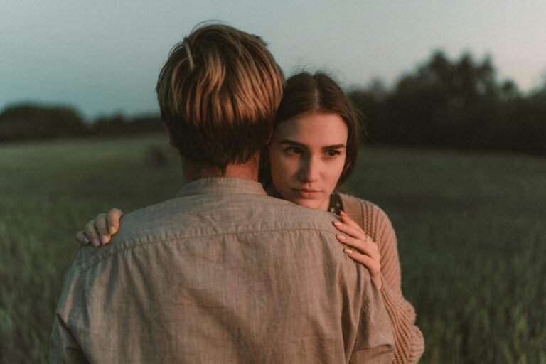 Apego ansioso en la pareja: qué es, cómo se manifiesta y cómo afecta a la relación